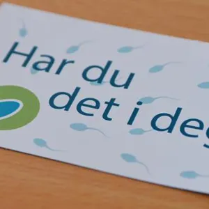 Et hvitt kort med blå tekst