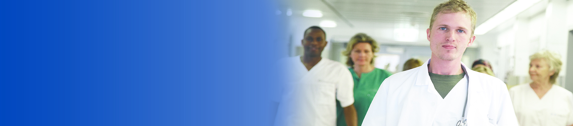 En gruppe mennesker i hvite labfrakker