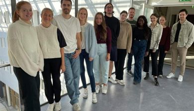 En gruppe mennesker som poserer for et bilde