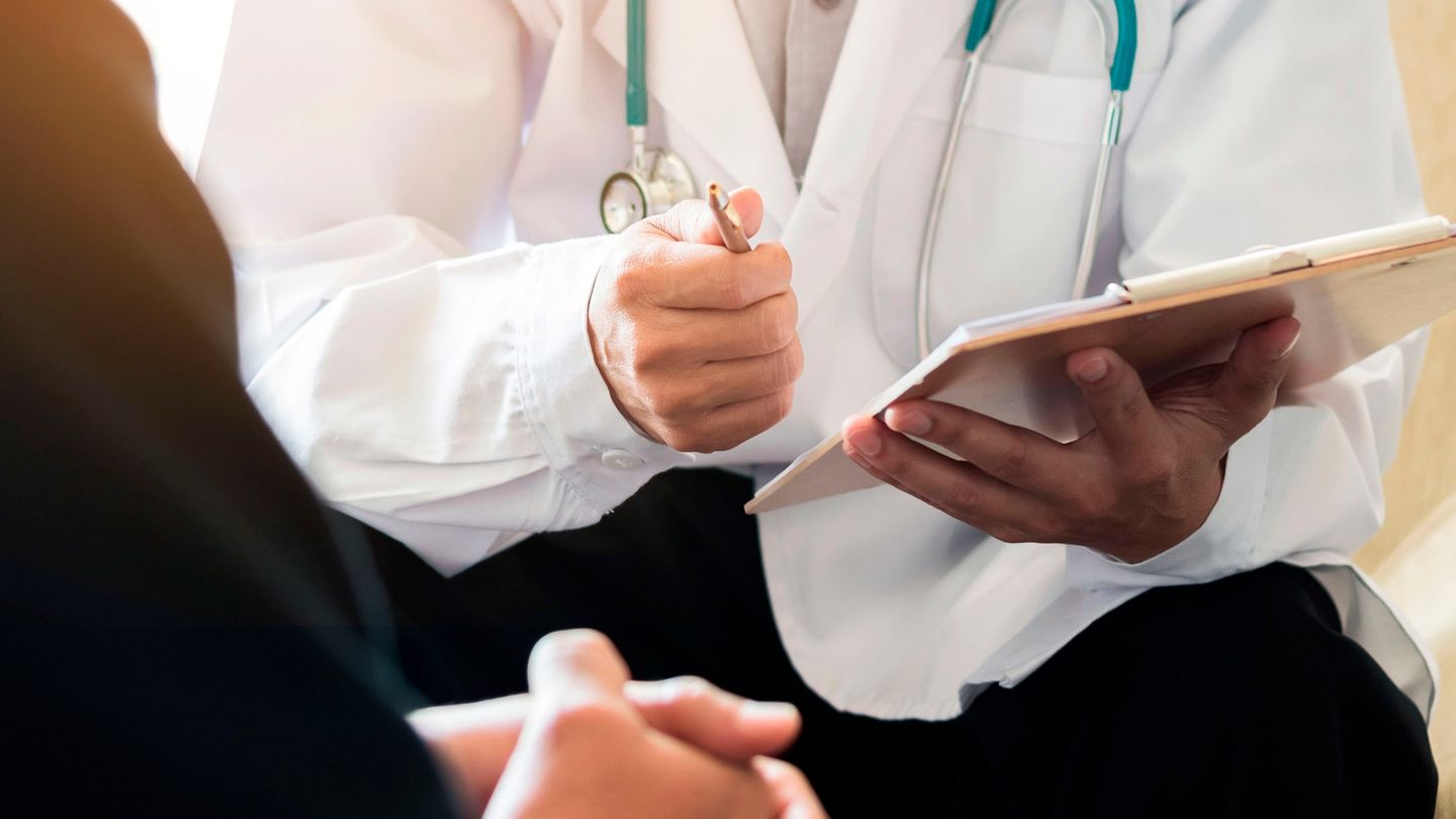 En lege som undersøker en pasient