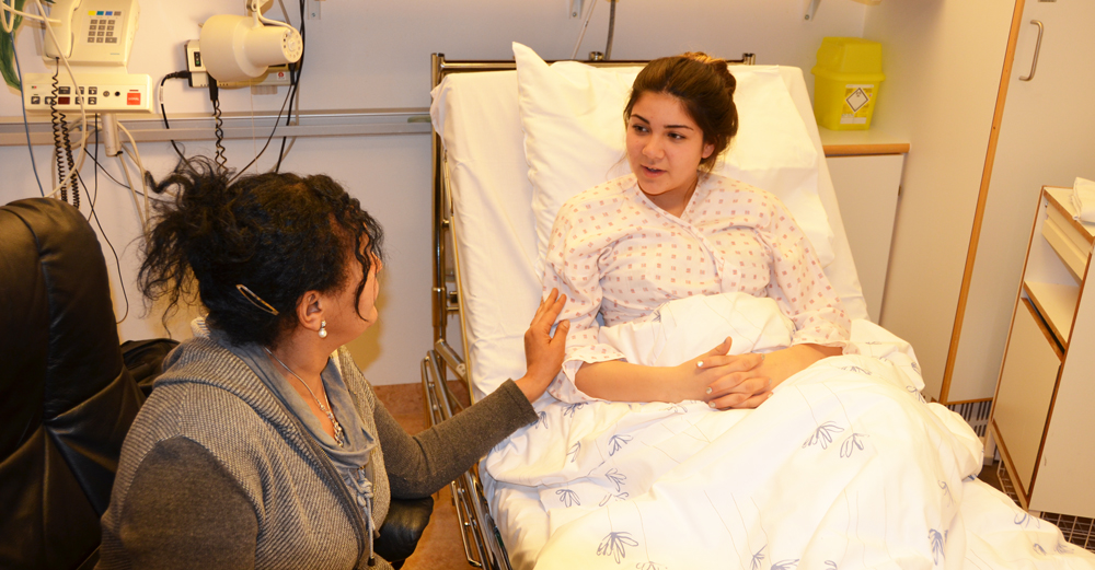 En person i en sykehusseng;