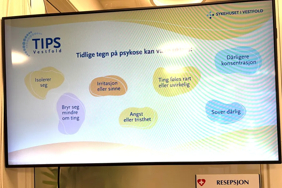En hvit tavle med en blå og gul etikett
