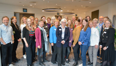 En gruppe mennesker som poserer for et bilde