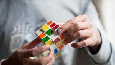 En person som løser en Rubiks kube.