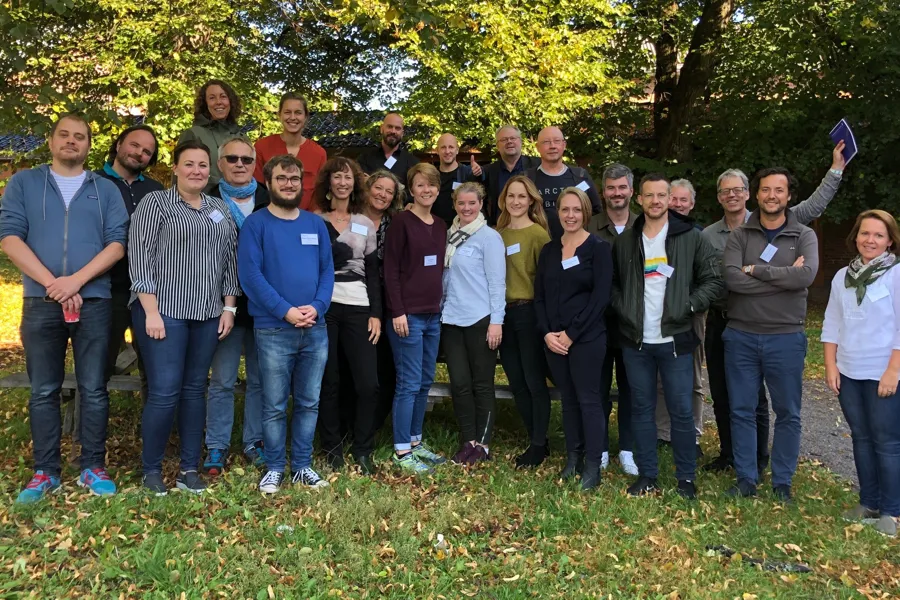 En gruppe mennesker som poserer for et bilde