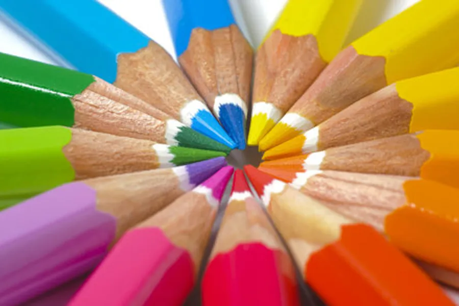 Ulike fargeblyanter som ligger i en ring med tuppene mot hverandre.