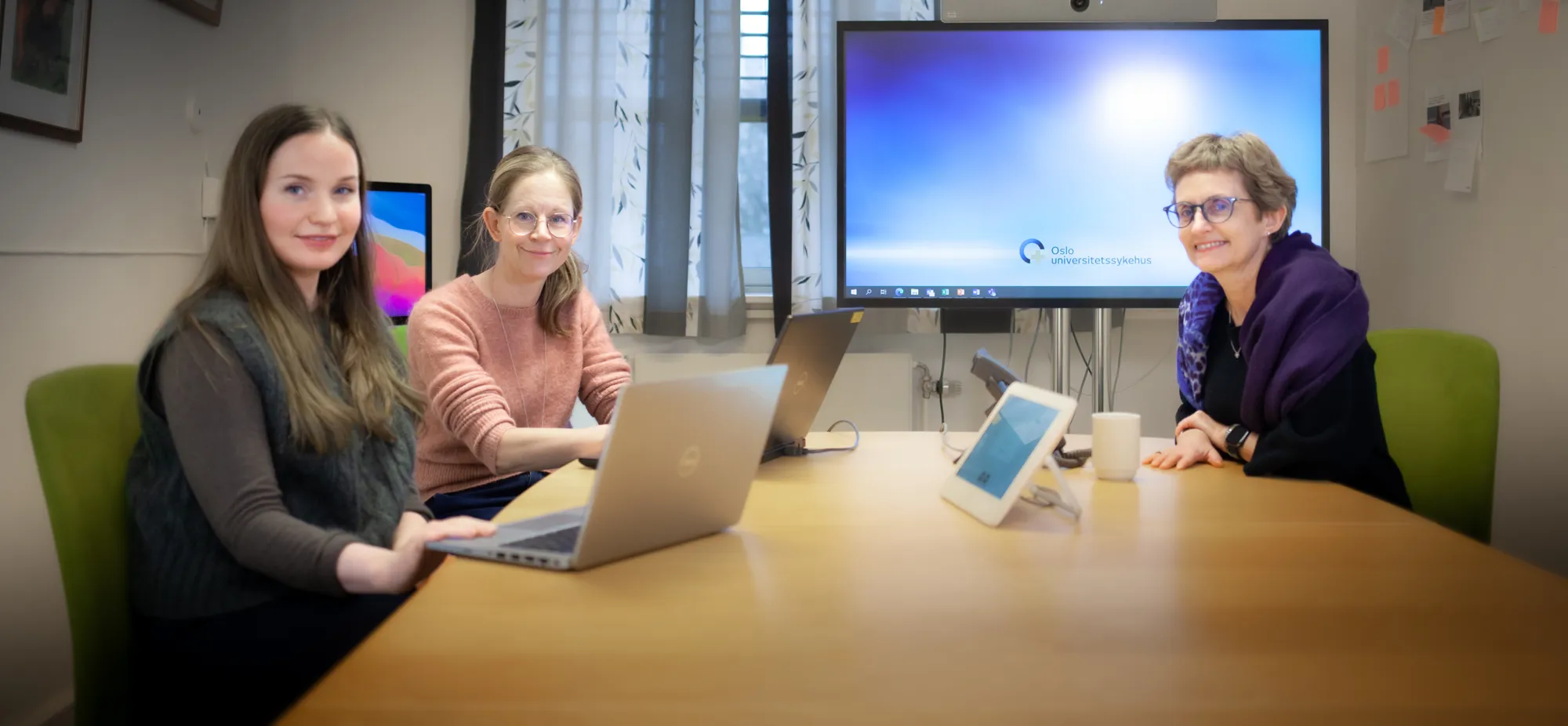 Tre fagpersoner rundt et bord svarer på spørsmål via Sjeldentelefonen