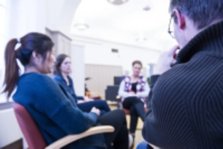 Bilde folk som sitter i i ring i en gruppe