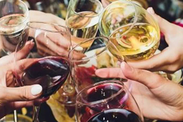 Bilde av hender som skåler med vinglass