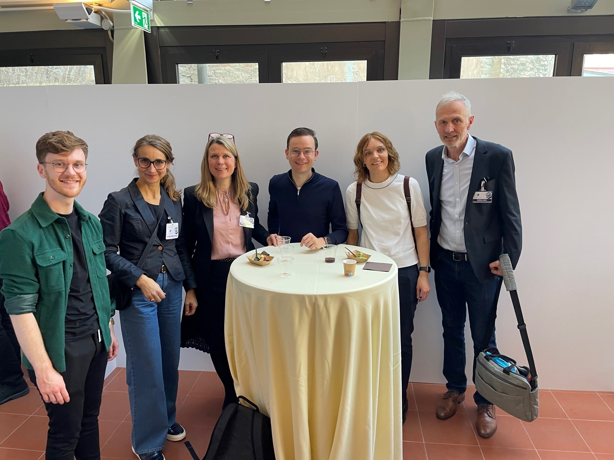 konferansedeltakere rundt et bord