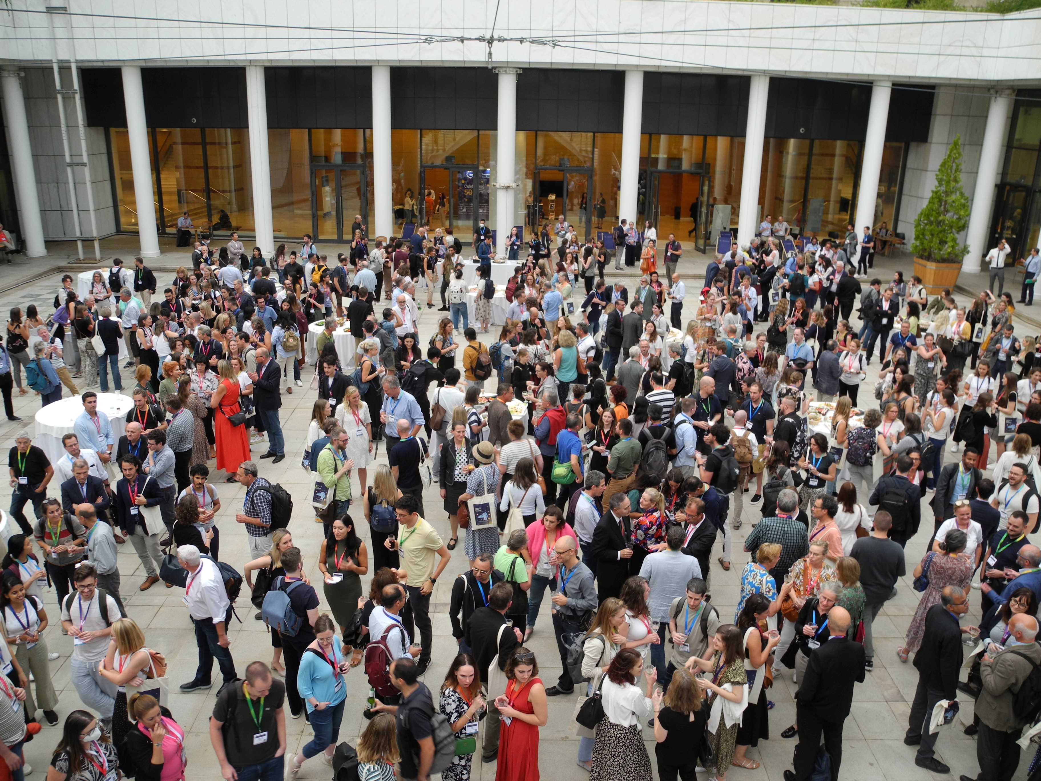 mange mennesker i atriumet i en av pausene på konferansen