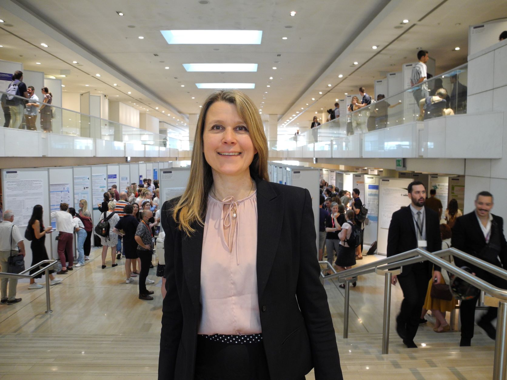 Stine Knudsen Heier foran posterutstillingen