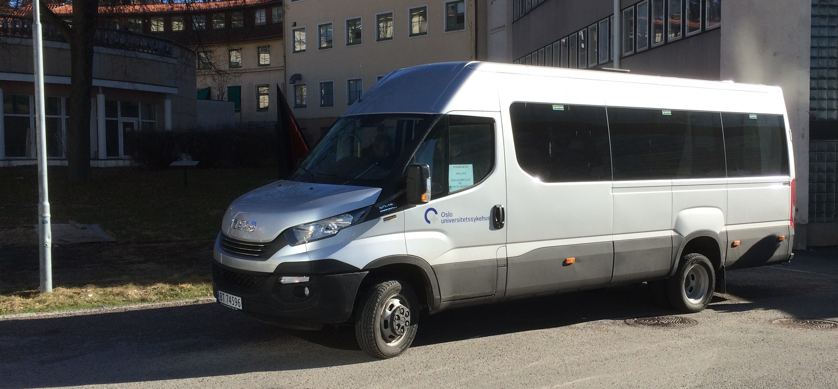 En hvit varebil parkert i veikanten