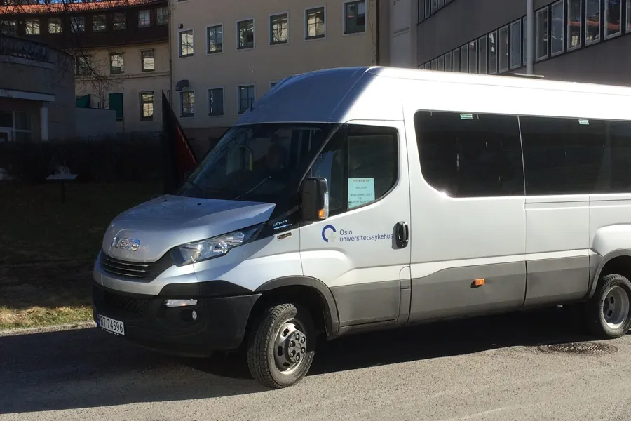 En hvit varebil parkert i veikanten