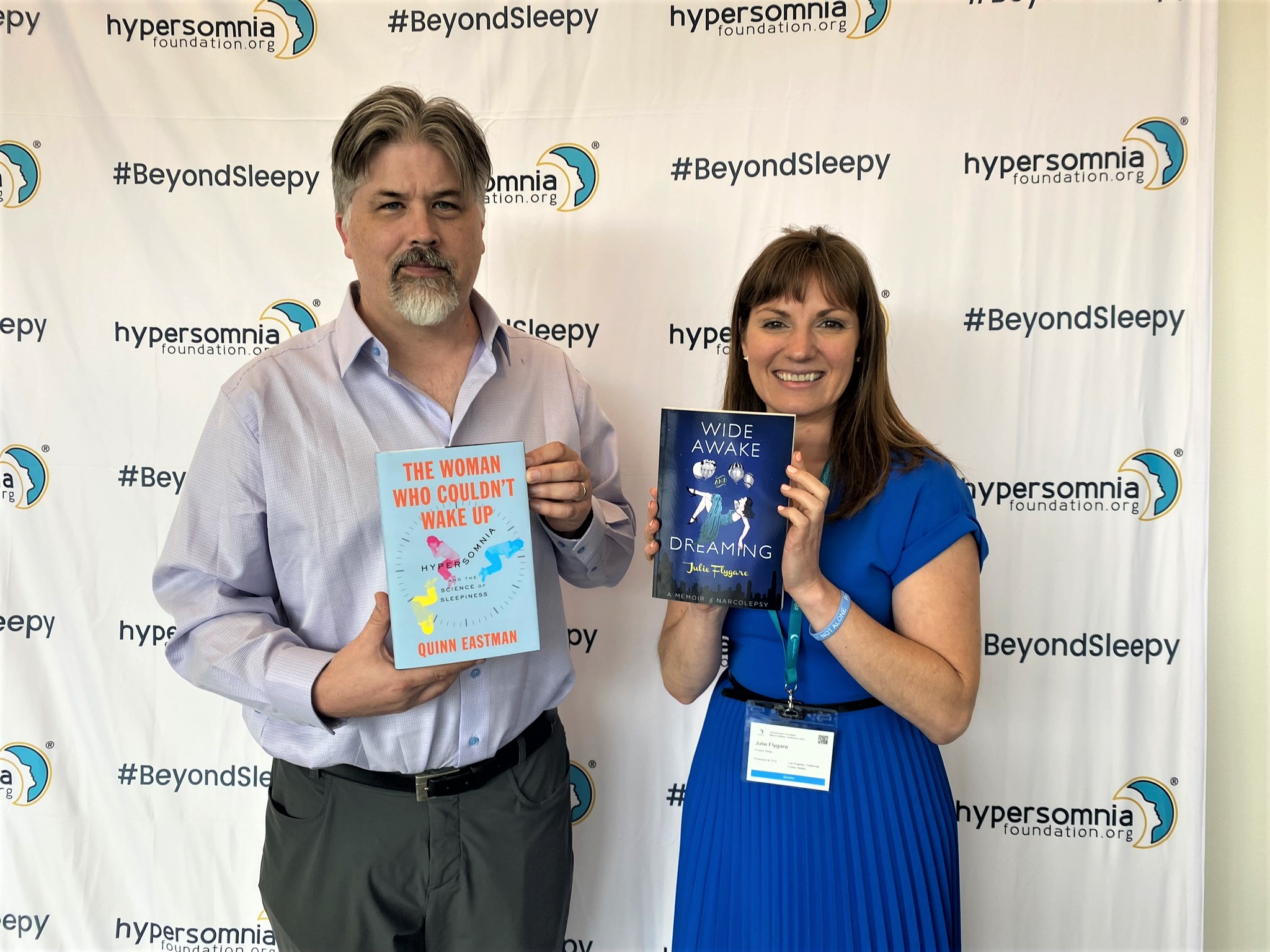 Foto av Quinn Eastman og Julie Flygare  med hver sin bok.