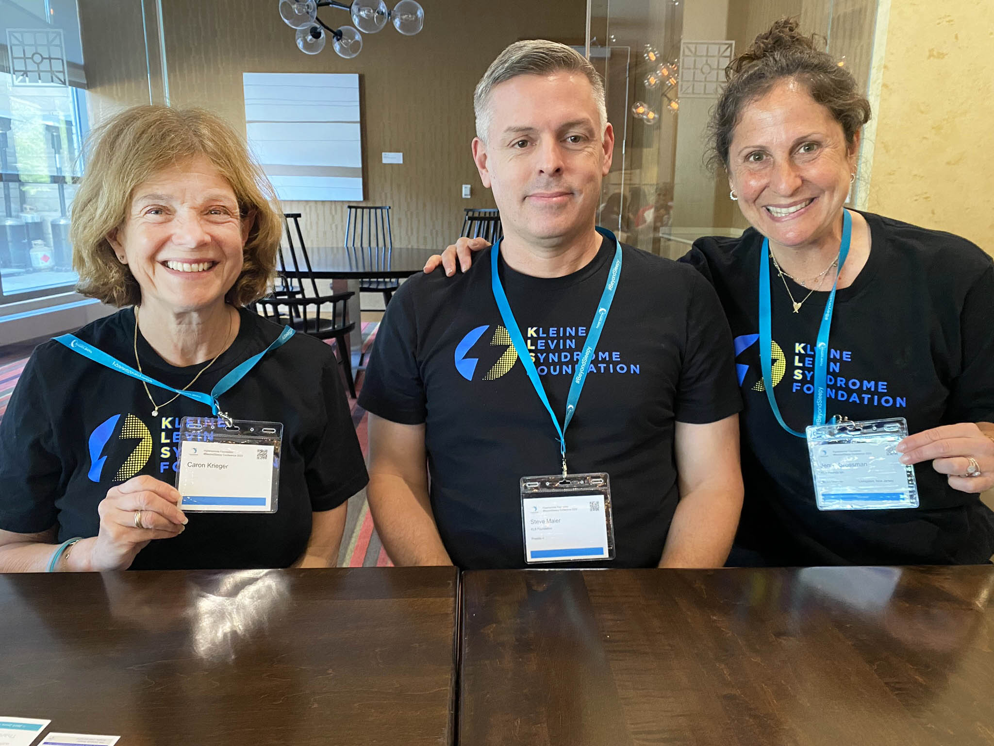 Foto av Caron Krieger (United Kingdom), Steve Maier (president) og Jenny Grossman (Fundraising chairperson)