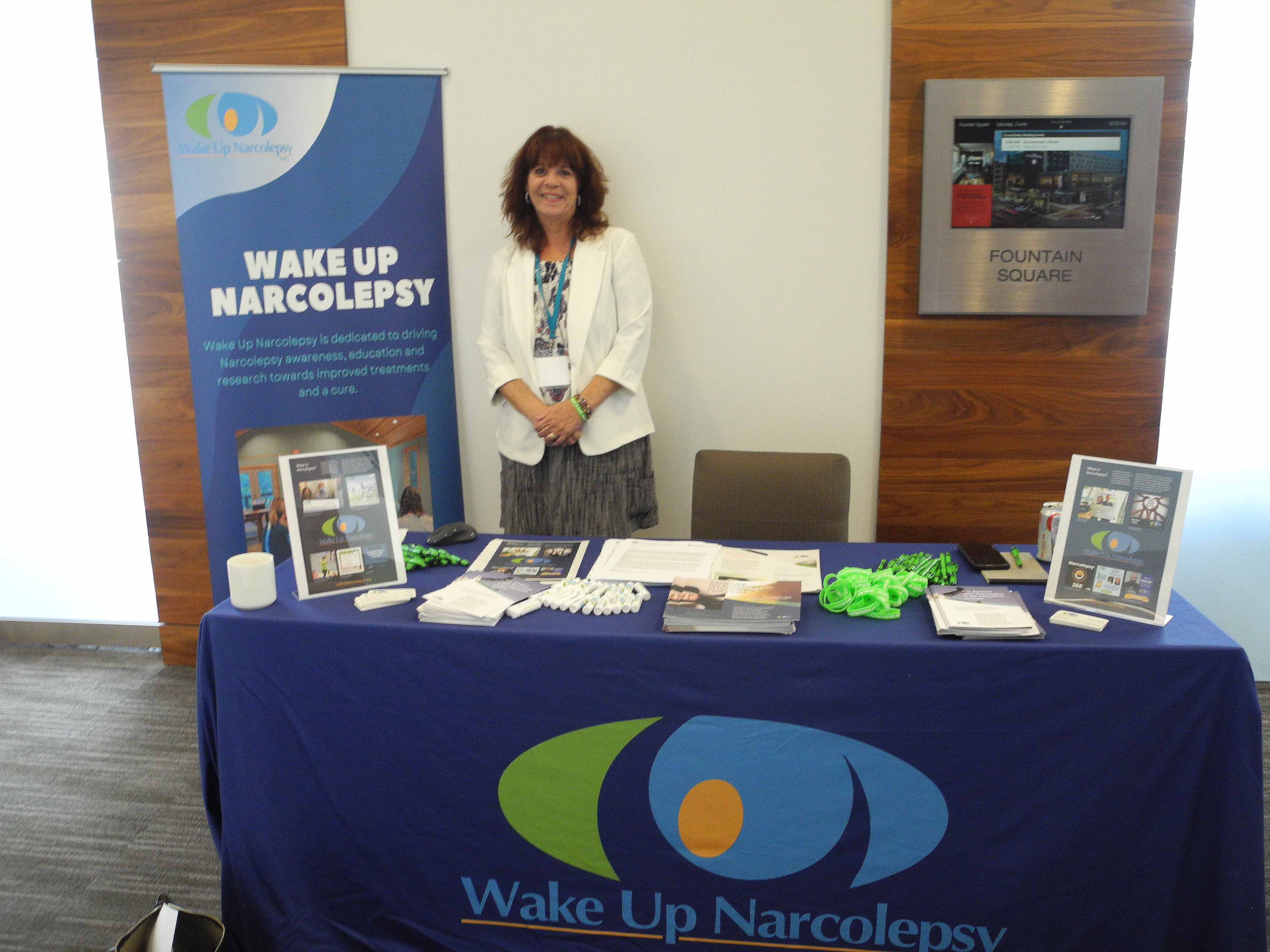 Foto av Deborah Pollock, på standen.