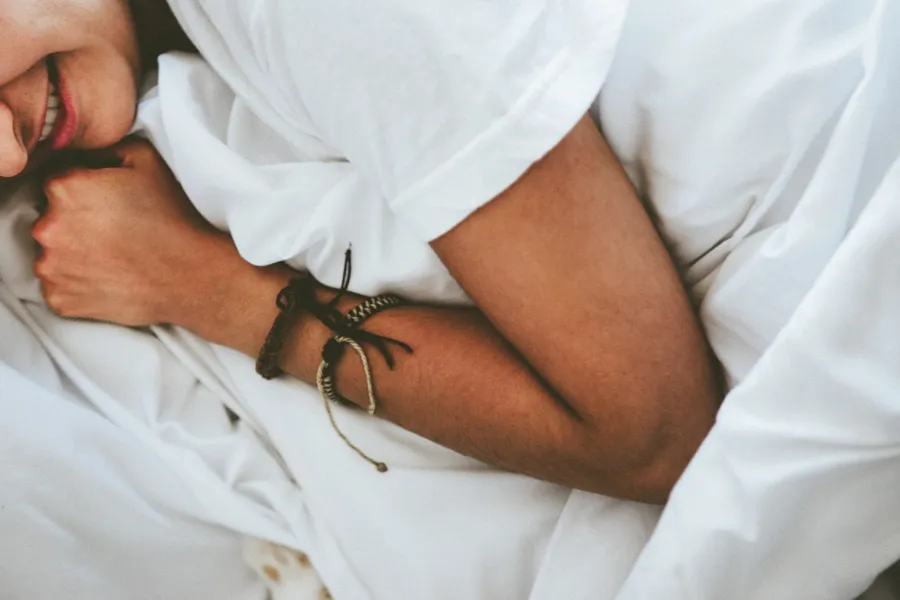 En mann med en tatovering på armen