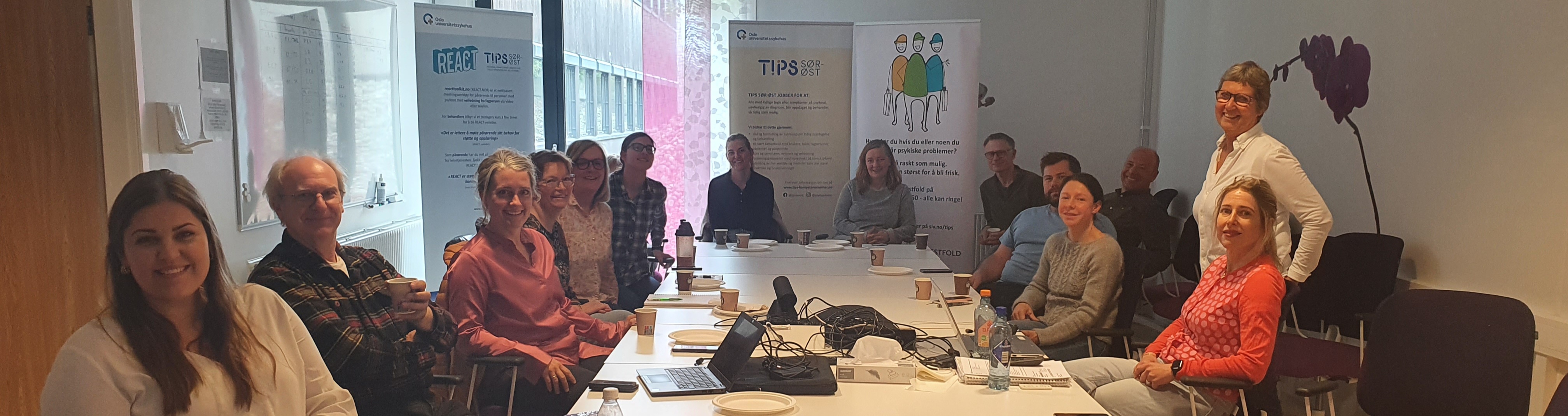 En gruppe mennesker som sitter rundt et bord