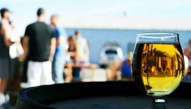 Et glass øl på et bord