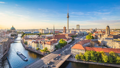 Et oversiktsbilde av Berlin i sollyset.