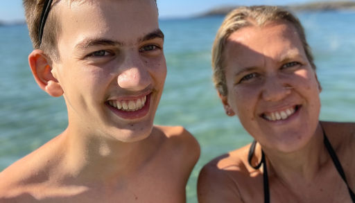 Botond (16) og mamma Reka på stranden en sommerdag