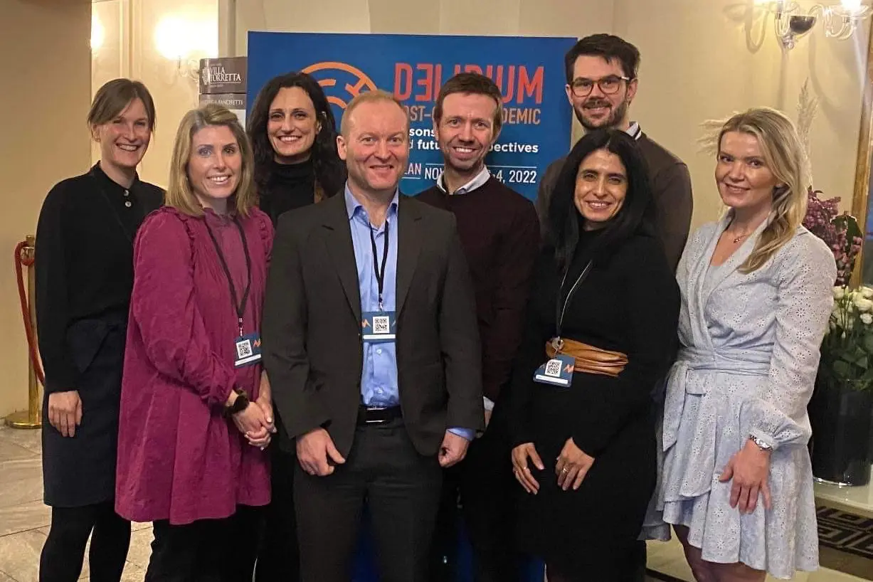 Åtte mennesker, ODRG ved OUS, står i en klynge og smiler mot kameraet.