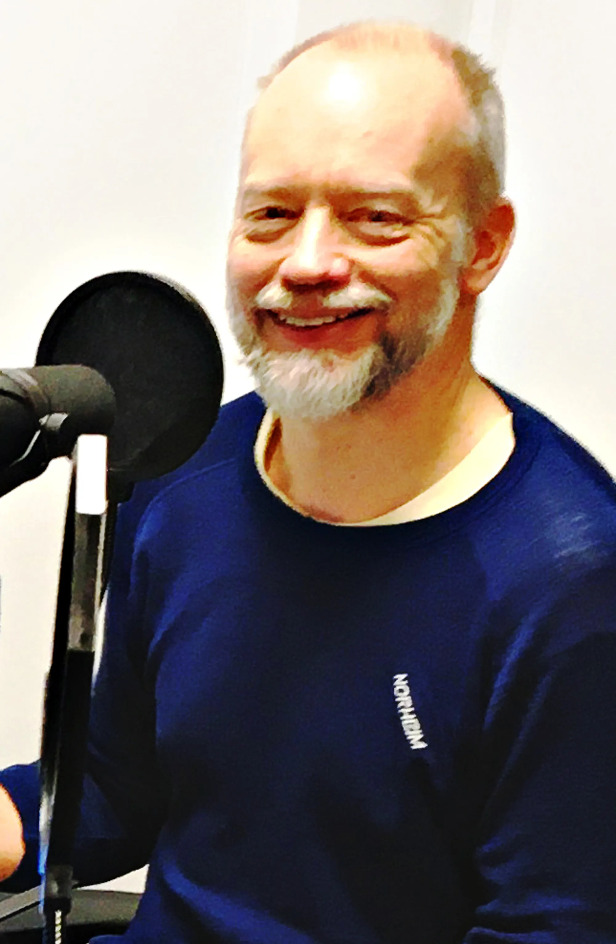 Overlege Børre Fevang foran en mikrofon med pop-filter