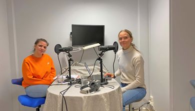 Cathrine og Kristin i studio
