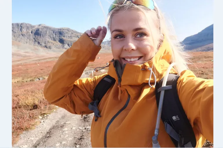 En person som har på seg en ryggsekk