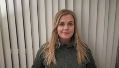 En kvinne med langt hår
