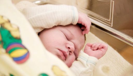 En baby i et hvitt badekar