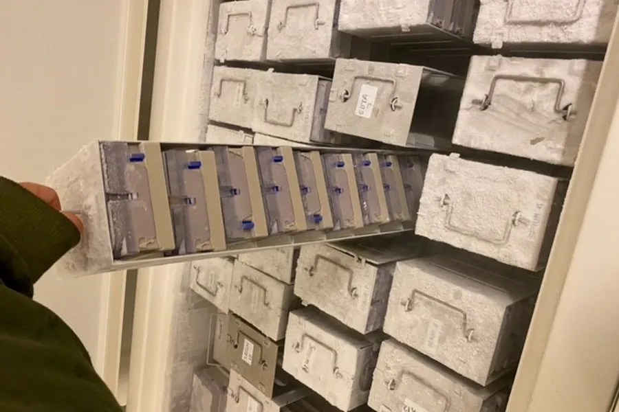En gruppe bokser stablet på hverandre