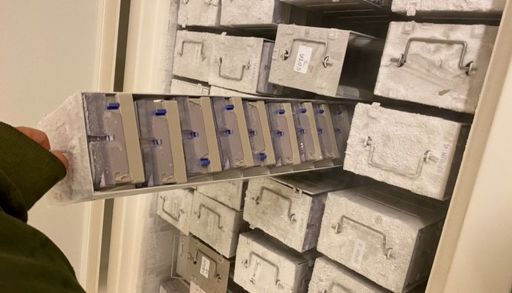 En gruppe bokser stablet på hverandre