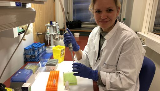 Forsker som pipetterer