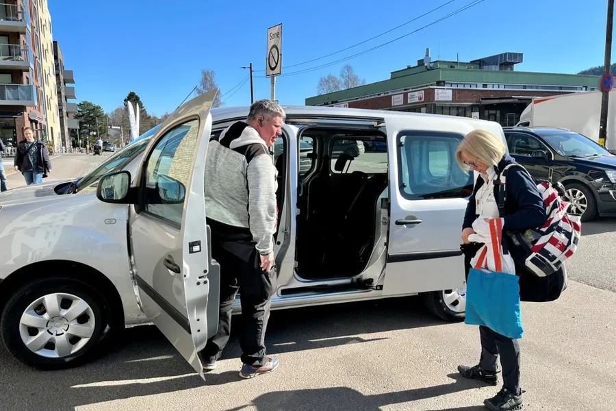 Bilde av sjåfør Morten Borgen og Sykepleier Siri Aaveren