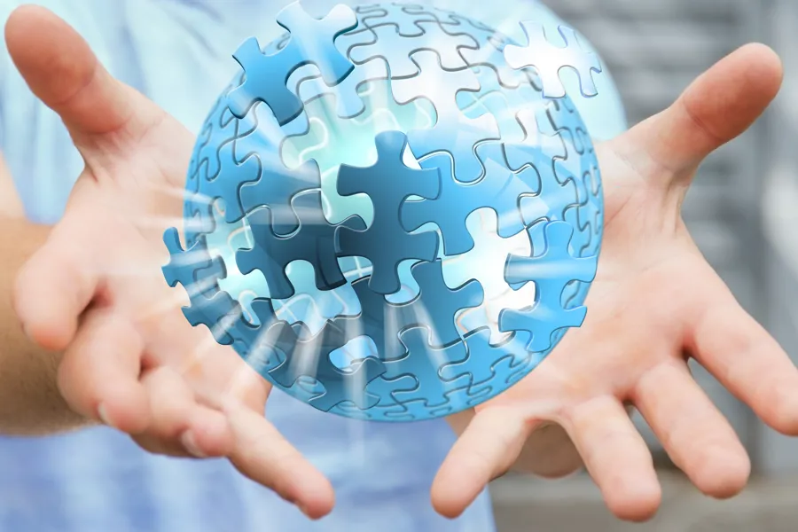 Hender som griper en puslespillklode