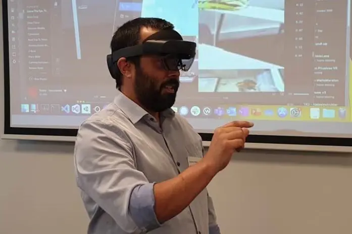 Bilde av Manuel Henriques som tester Hololens