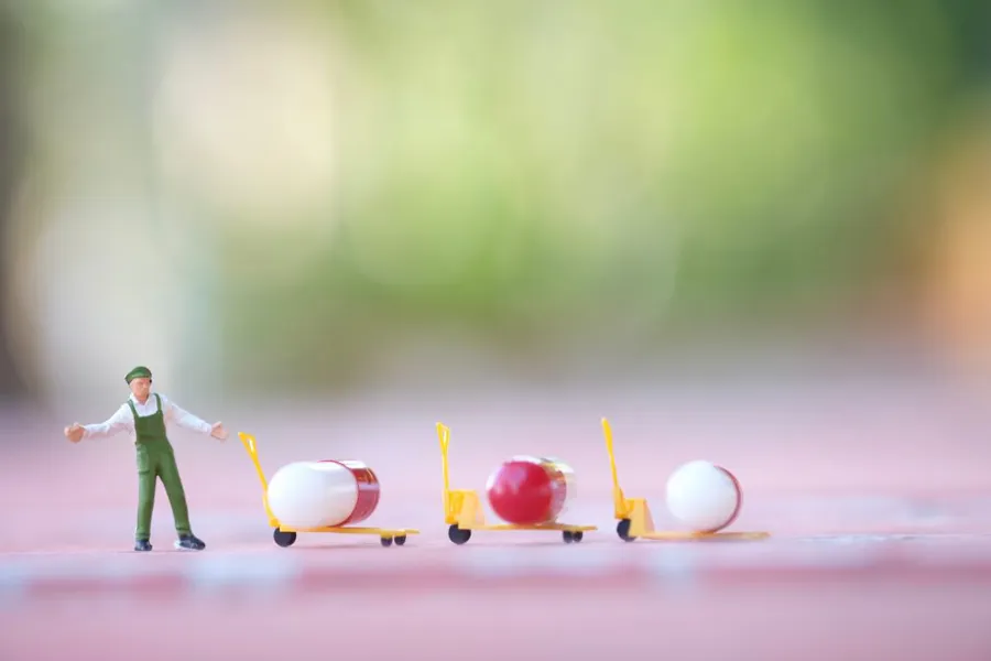 En lekefigur av en person og tre vogner med kinderegg.