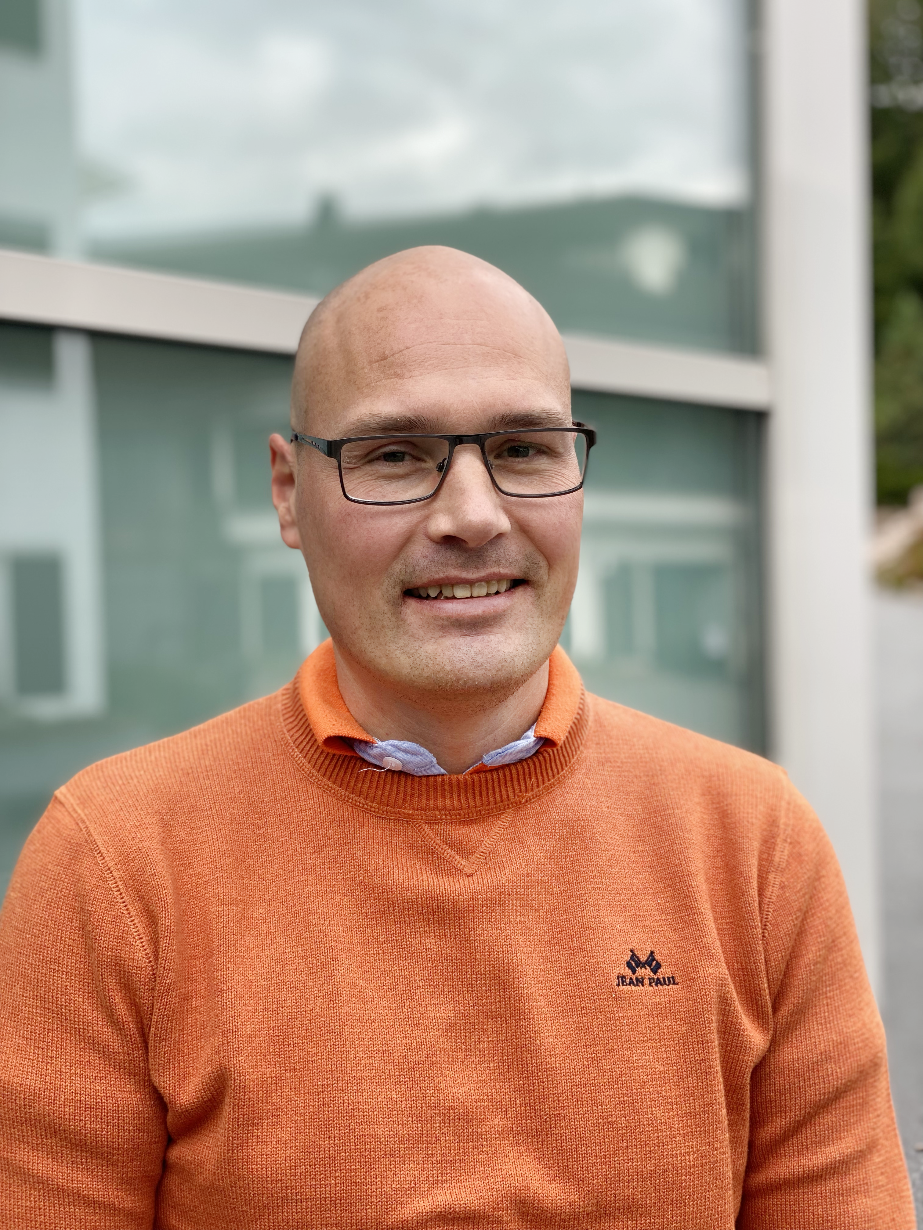 Bildet viser en mann som smiler