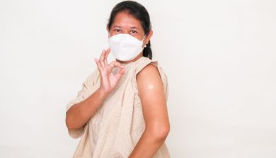 En person som holder en maske