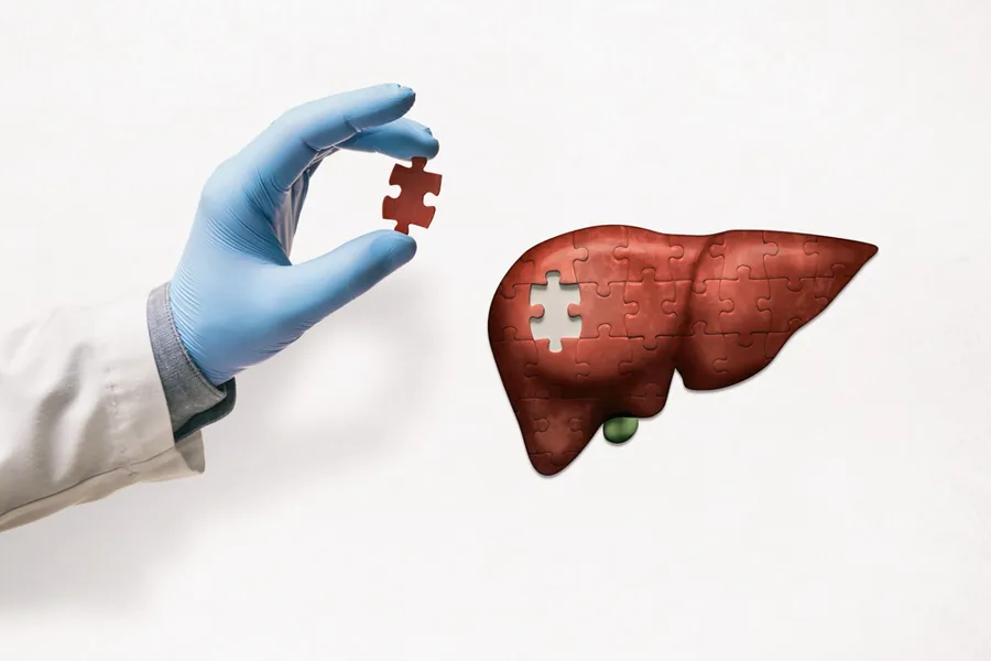 En hånd som holder et rødt eple