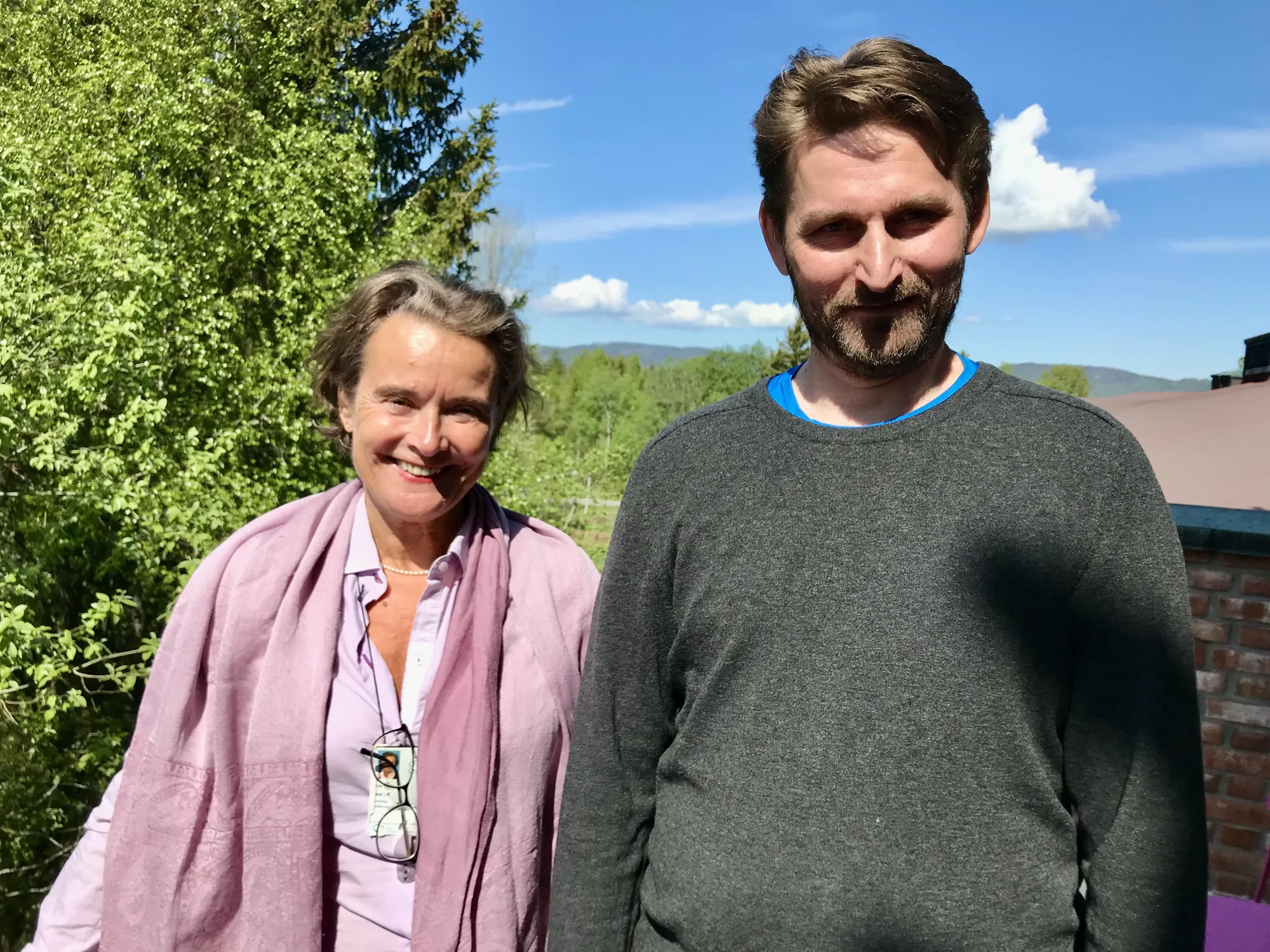 bildet viser en mann og kvinne som smiler.