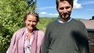bildet viser en mann og kvinne som smiler.
