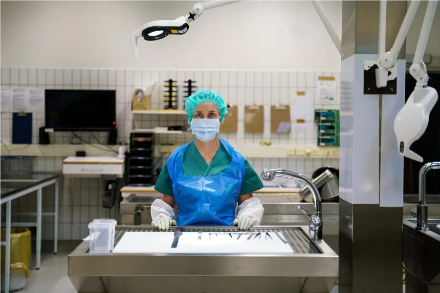 En person i en labfrakk