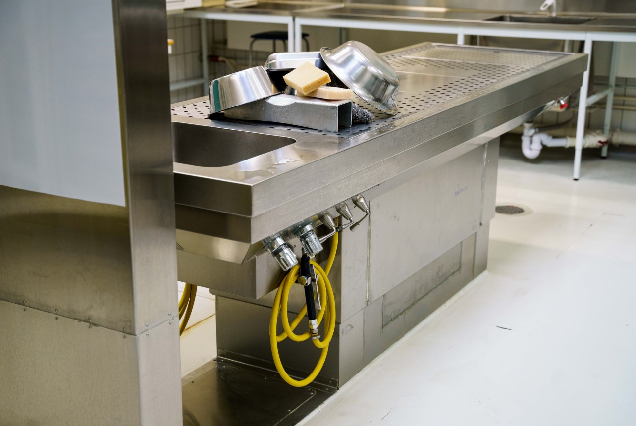 Bilde av obduksjonsbenk