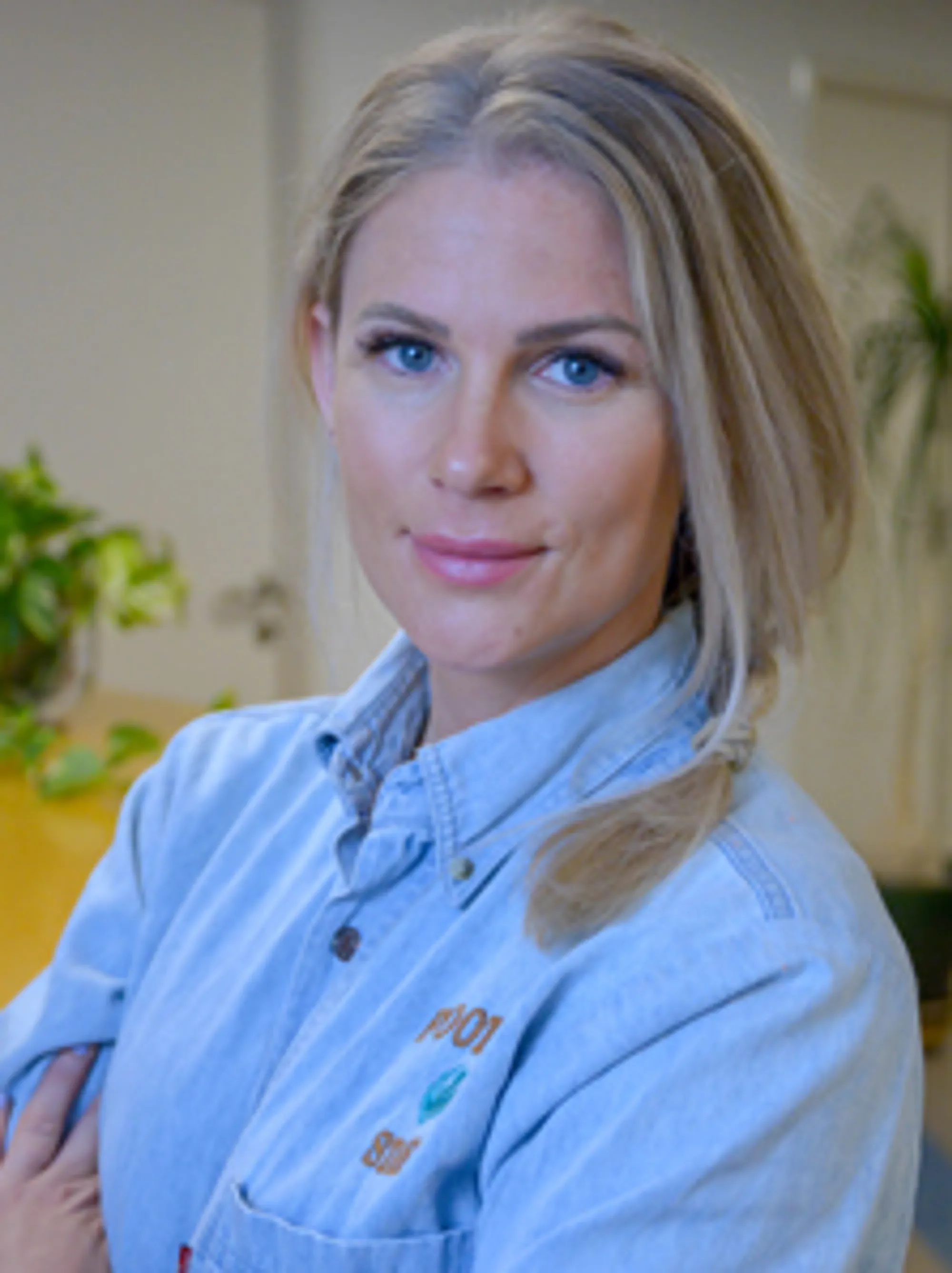 Bilde av Siri Hagen Kjølaas med lyseblå skjorte og lyst, halvlangt hår