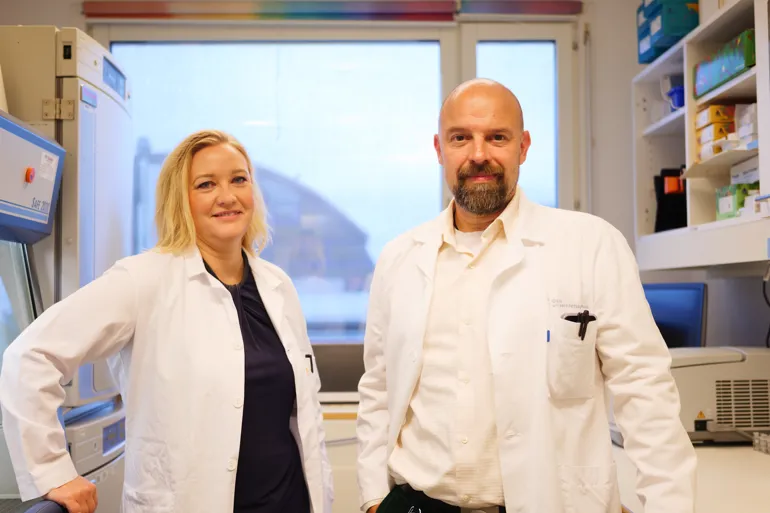 En mann og en kvinne i laboratoriefrakker