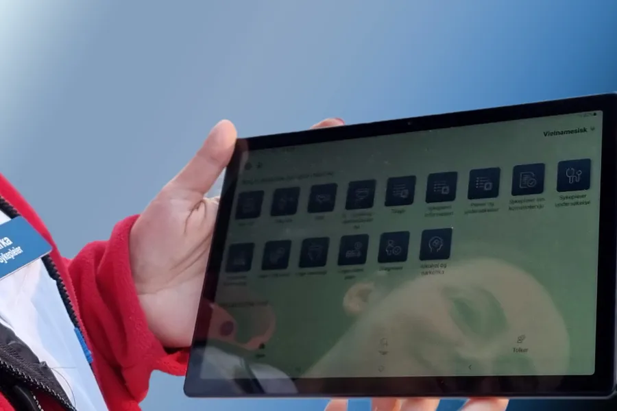 En hånd som holder en tablett