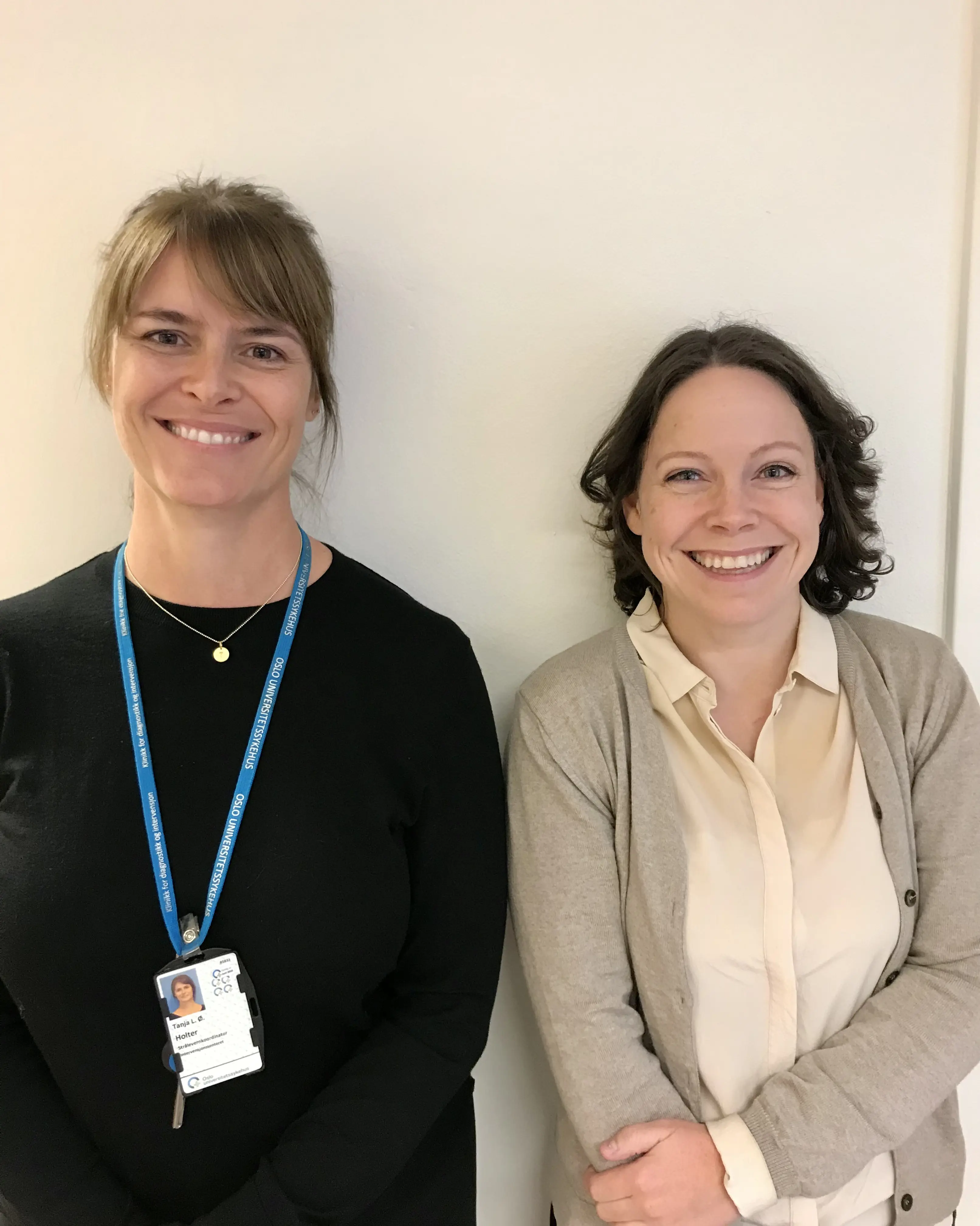 Bildet viser to kvinner som smiler